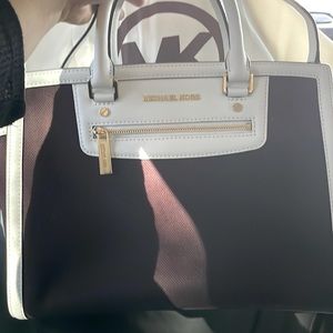 Selma Zip Large Smooth white/black leather; lining: polyester. Double handles